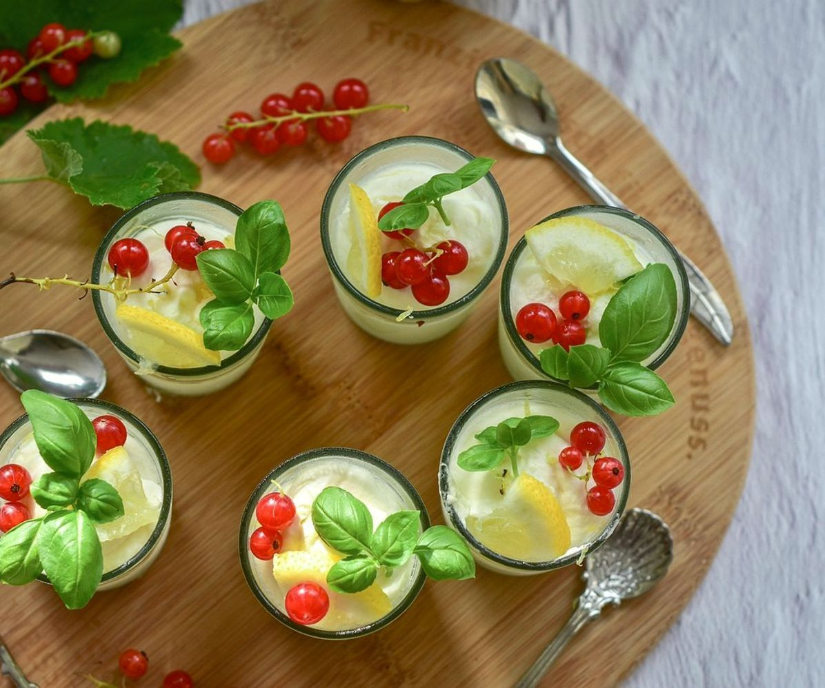 La vitrina de postres llena de helados y gelatos frescos