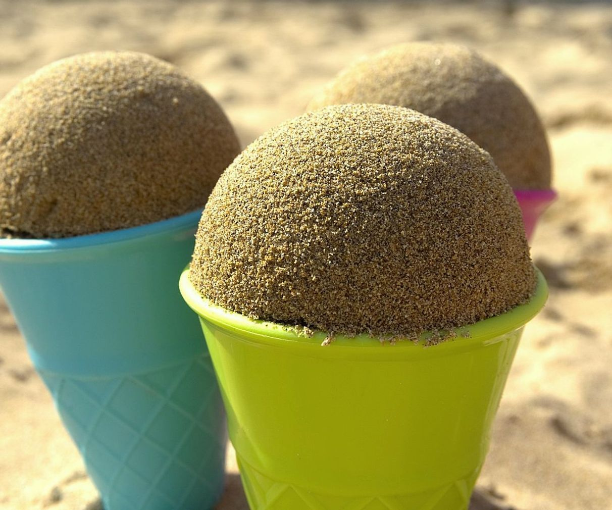 Manos preparando nuestras mezclas de helado en la barra de trabajo